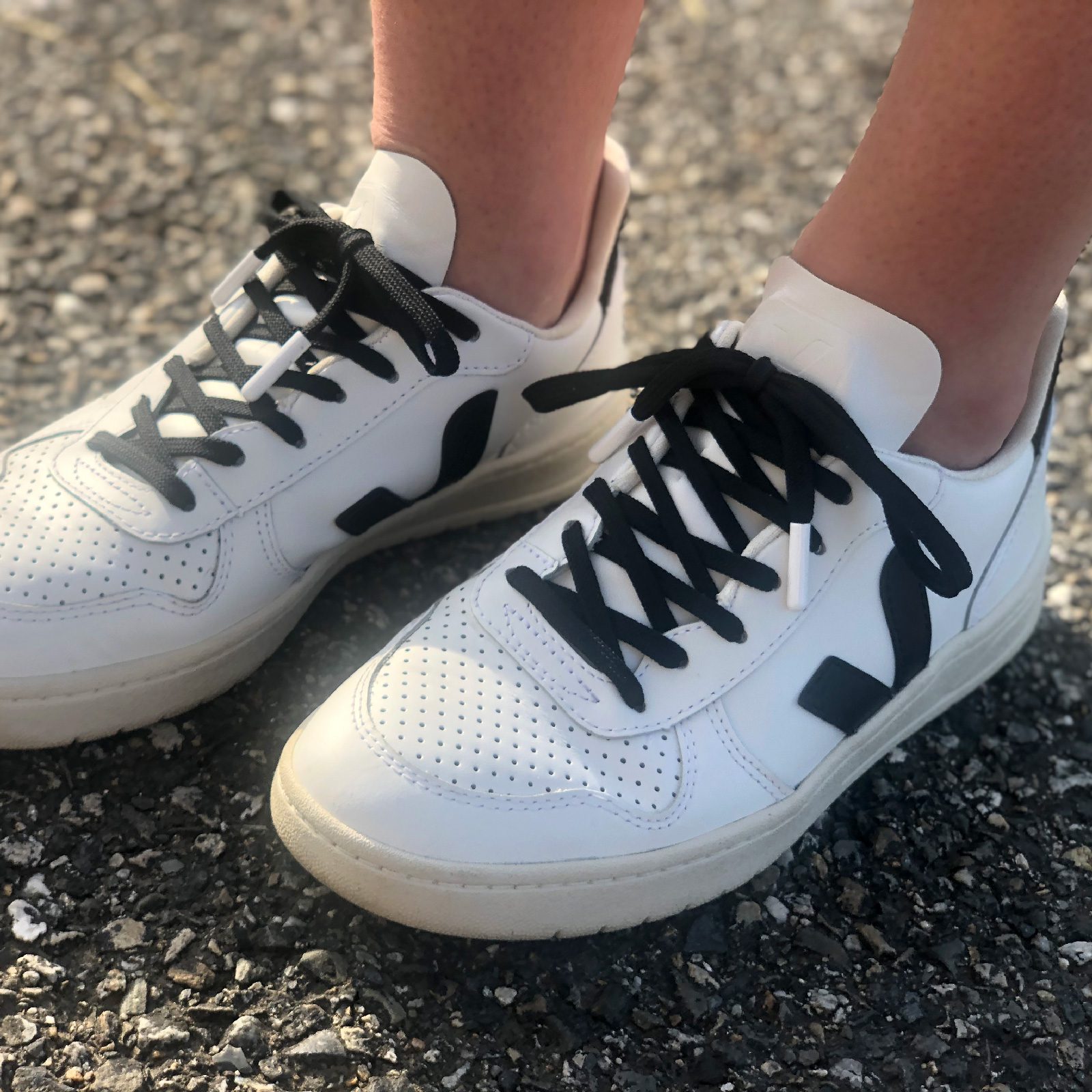 lacet noir - embout blanc