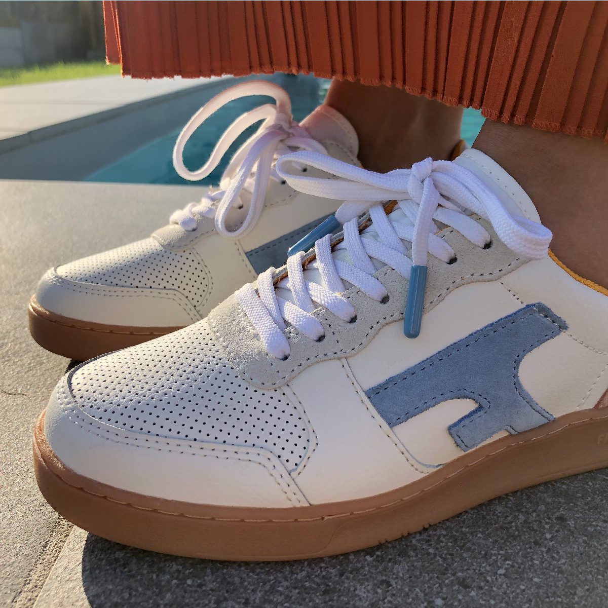 lacet blanc - embout bleu clair